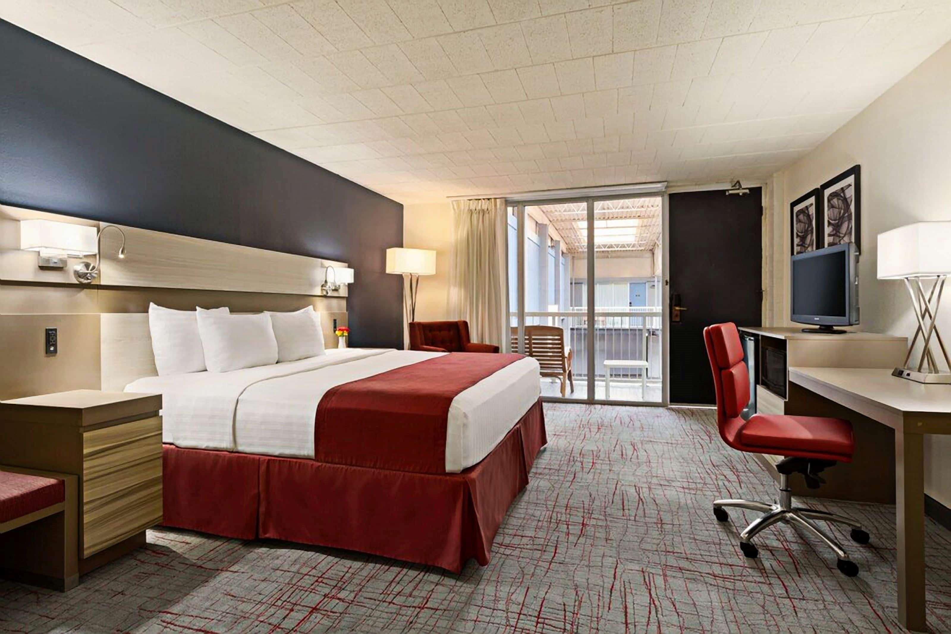 Ramada By Wyndham Clarion Hotel Ngoại thất bức ảnh