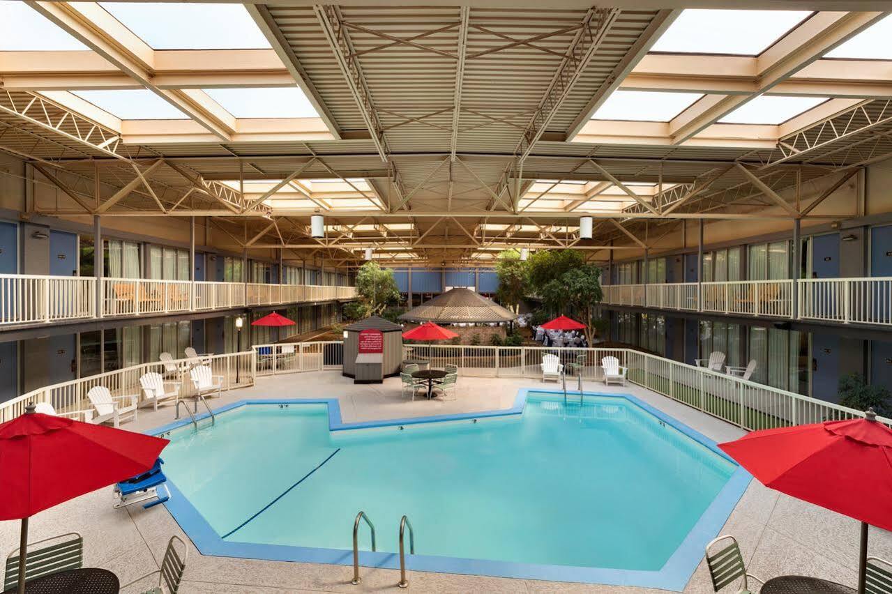 Ramada By Wyndham Clarion Hotel Ngoại thất bức ảnh